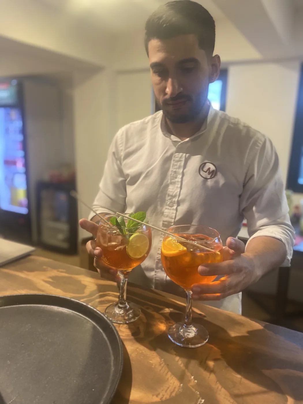 Preparando los tragos de la casa