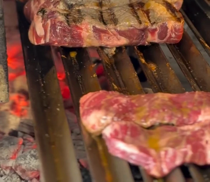 Carnes sazonándose sobre las brasas