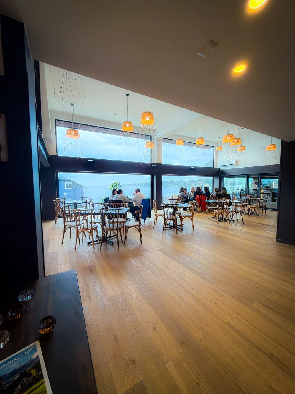 Salón de La Marca con vista al lago